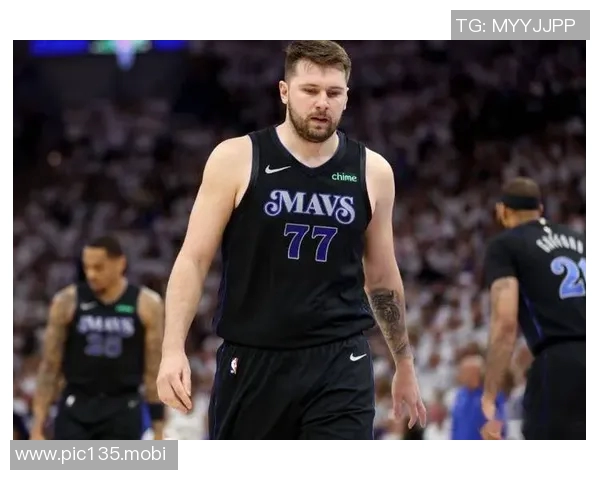 东契奇场边整活!和主帅雷迪克斗嘴 吐槽对方不懂时尚 东契奇场边整活!和主帅雷迪克斗嘴 吐槽对方不懂时尚